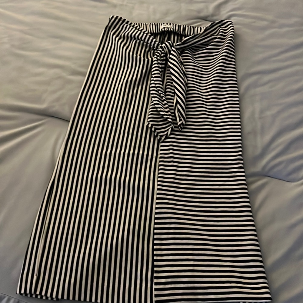Mod Ref white and black striped elastic knee length skirt